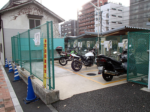 新大久保駅近くのバイク用駐輪所